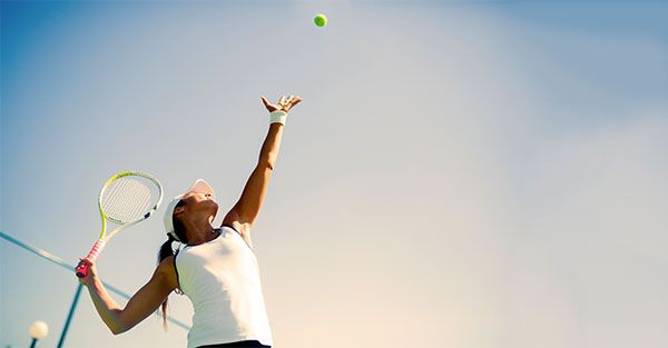 woman playing tennis